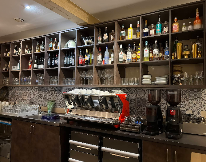 Bar-Theke mit Spirituosenauswahl