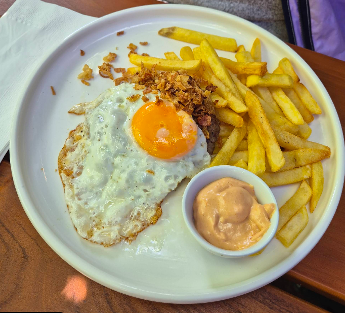 Bauernfrühstück mit Spiegelei und Pommes