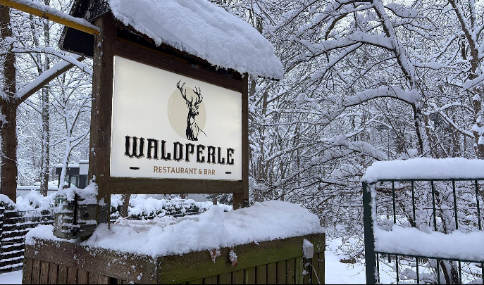 Waldperle Schild im Winter