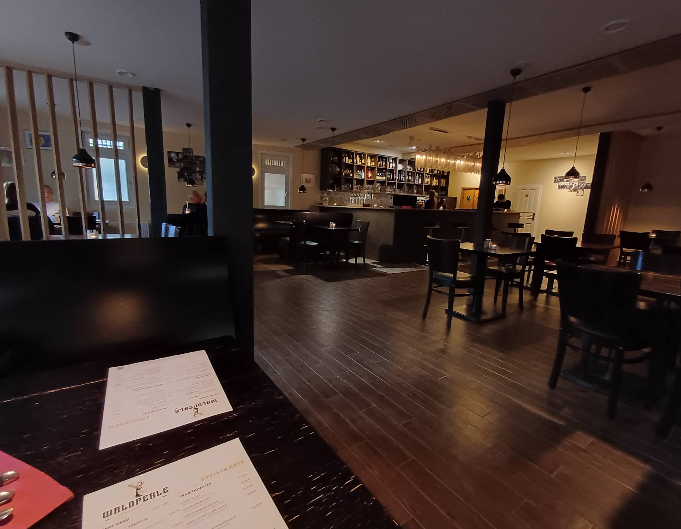 Gemütlicher Innenraum mit Bar