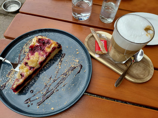 Kuchen und Latte Macchiato auf der Terrasse der Waldperle